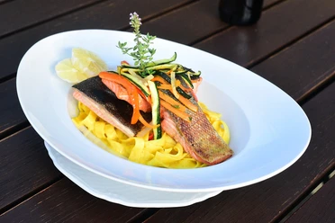 Fischgericht bei Malek's Café Daheim