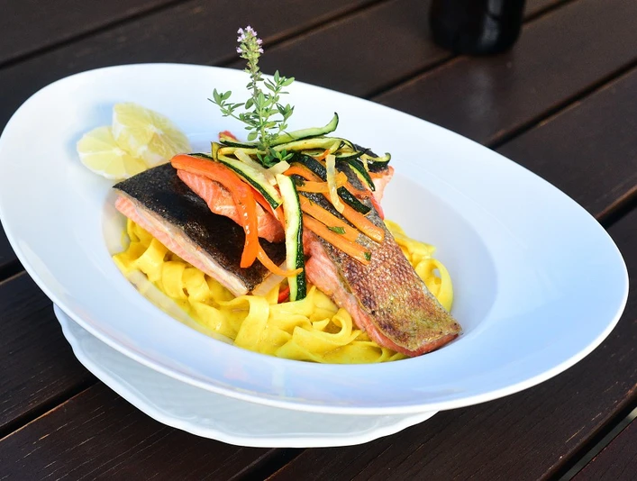 Fischgericht bei Malek's Café Daheim