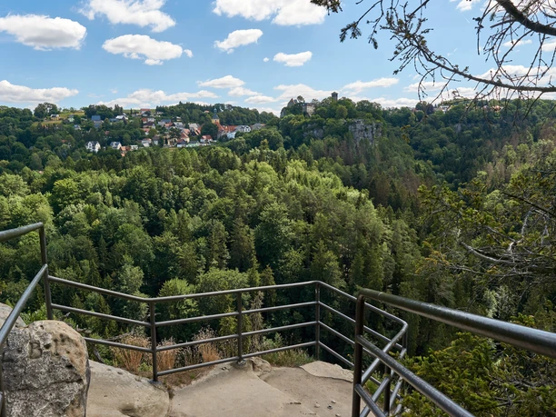 Aussicht vom Hockstein zur Stadt & Burg Hohnstein
