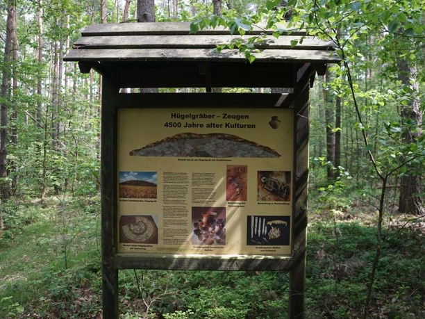 Hinweisschild auf Hünengräber
