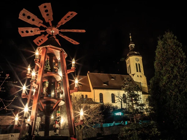 St. Jakobuskirche mit der Weihnachtspyramide auf Gut Pesterwitz