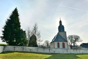 Kirche in Ebersgrün - Ansicht mit Friedhofsmauer