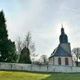 Kirche in Ebersgrün - Ansicht mit Friedhofsmauer