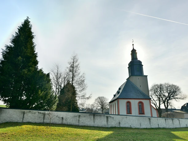 Kirche in Ebersgrün - Ansicht mit Friedhofsmauer