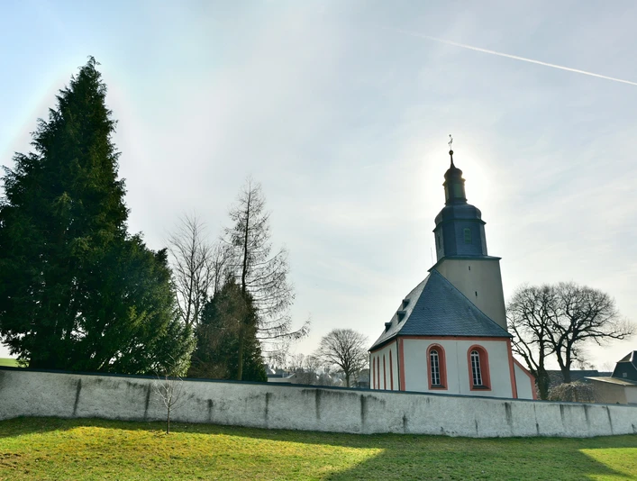 Kirche in Ebersgrün - Ansicht mit Friedhofsmauer