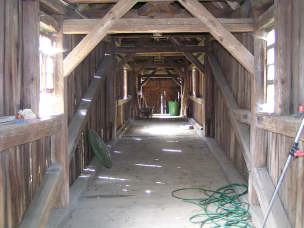 Die alte Holzgedeckte Brücke über die Weida