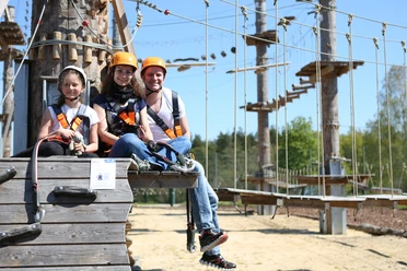 Familie im Panorama Hochseilgarten des Bio-Seehotels