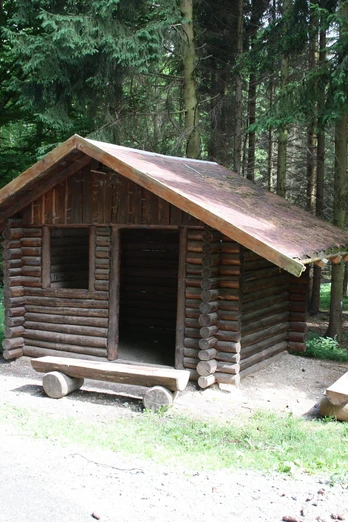 Rastplatz mit Blockhütte im Stadtwald