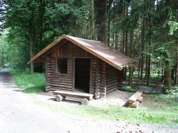Rastplatz mit Blockhütte im Stadtwald