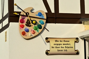 Eine von zahlreichen Sonnenuhren in Krippen