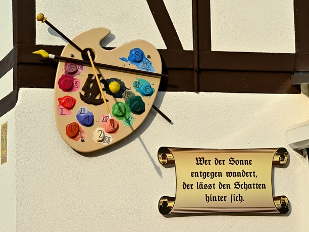 Eine von zahlreichen Sonnenuhren in Krippen
