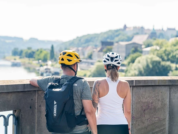 Radfahrer auf der Stadtbrücke in Pirna