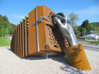 Skulptur "Geburt des Bandonions" in Carlsfeld