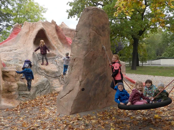 Vulkanspielplatz "Fred Porphyrstein" Geopark Röcknitz