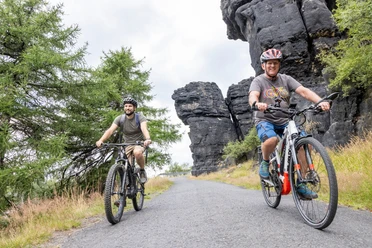 Zwei Mountainbiker am Hohen Schneeberg in der Böhmischen Schweiz