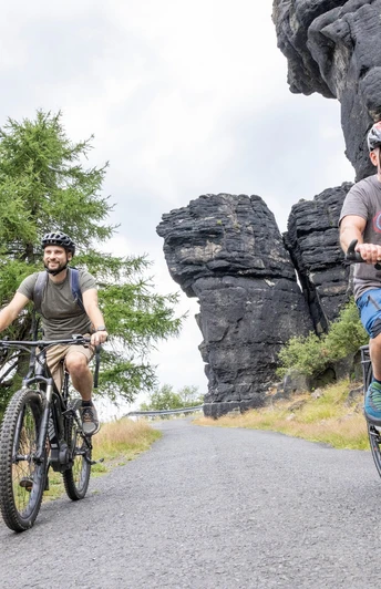 Zwei Mountainbiker am Hohen Schneeberg in der Böhmischen Schweiz