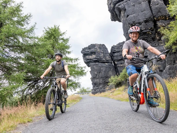 Zwei Mountainbiker am Hohen Schneeberg in der Böhmischen Schweiz