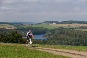 Radfahrer an der Weidatalsperre