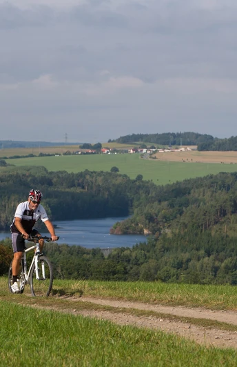 Radfahrer an der Weidatalsperre
