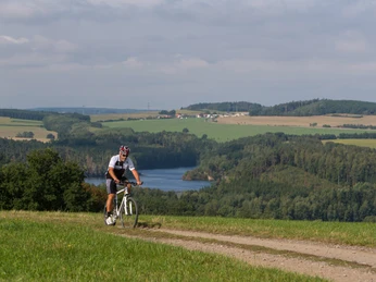 Radfahrer an der Weidatalsperre