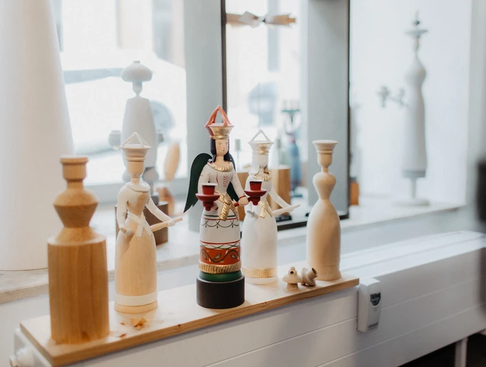 Entstehung der Figuren der Firma Horatzscheck Kunsthandwerk im Ladengeschäft in Annaberg-Buchholz TVE Bilderserie Handwerk 2024