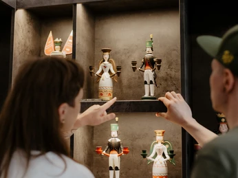 Figuren der Firma Horatzscheck Kunsthandwerk im Ladengeschäft in Annaberg-Buchholz TVE Bilderserie Handwerk 2024