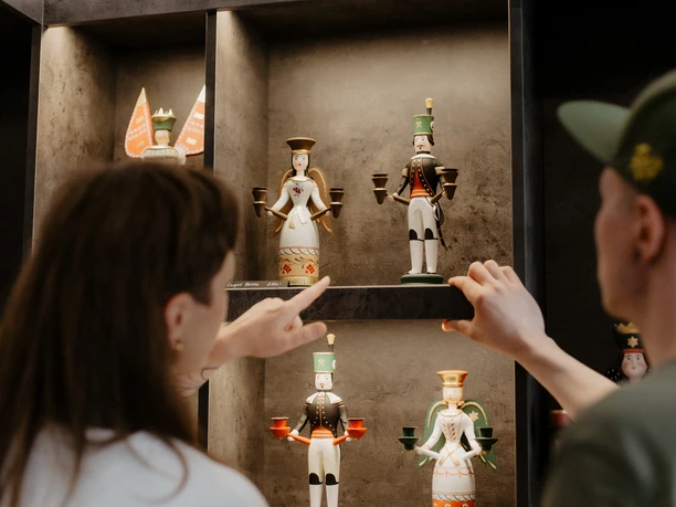 Figuren der Firma Horatzscheck Kunsthandwerk im Ladengeschäft in Annaberg-Buchholz TVE Bilderserie Handwerk 2024
