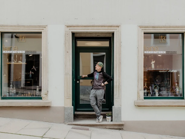 Norman Horatzscheck vor dem Ladengeschäft in Annaberg-Buchholz TVE Bilderserie Handwerk 2024