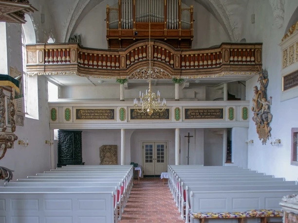 Kirchenschiff mit Orgel