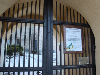 Eingang zum Kirchengelände und Friedhof