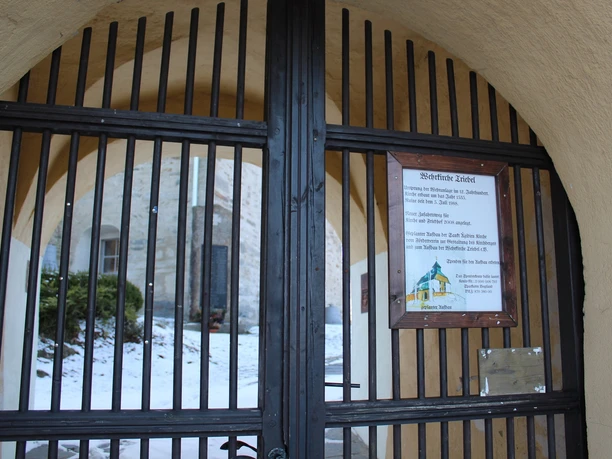 Eingang zum Kirchengelände und Friedhof