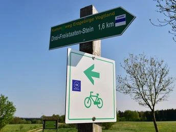 Hinweisschilder am Ortsrand von Grobau