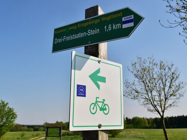 Hinweisschilder am Ortsrand von Grobau