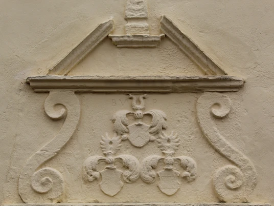 Wappen der Freiherren von Pöllnitz über dem Westportal