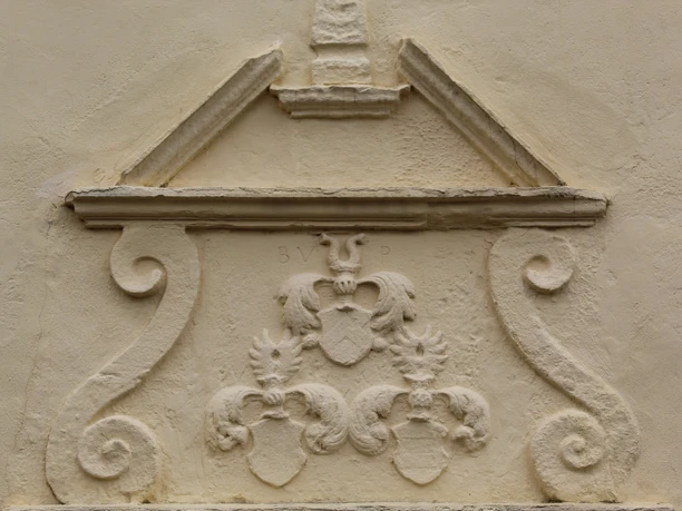 Wappen der Freiherren von Pöllnitz über dem Westportal