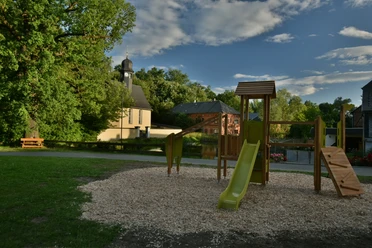 Spielplatz Leitlitz - im Hintergrund die Kirche