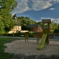 Spielplatz Leitlitz - im Hintergrund die Kirche