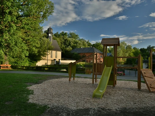 Spielplatz Leitlitz - im Hintergrund die Kirche