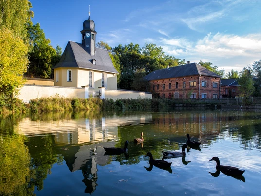 Dorfteich mit Kirche in Leitlitz bei Zeulenroda