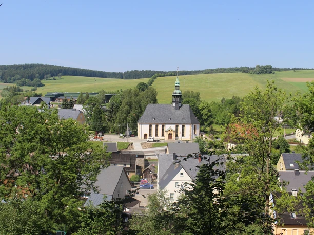 Die ev.-luth. Kirche vom Bimmelbahnerlebnispfad aus gesehen.