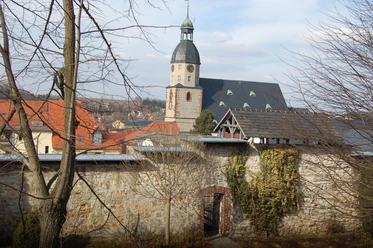 Stadtmauer mit Blick auf die Nikolaikirche Schmölln