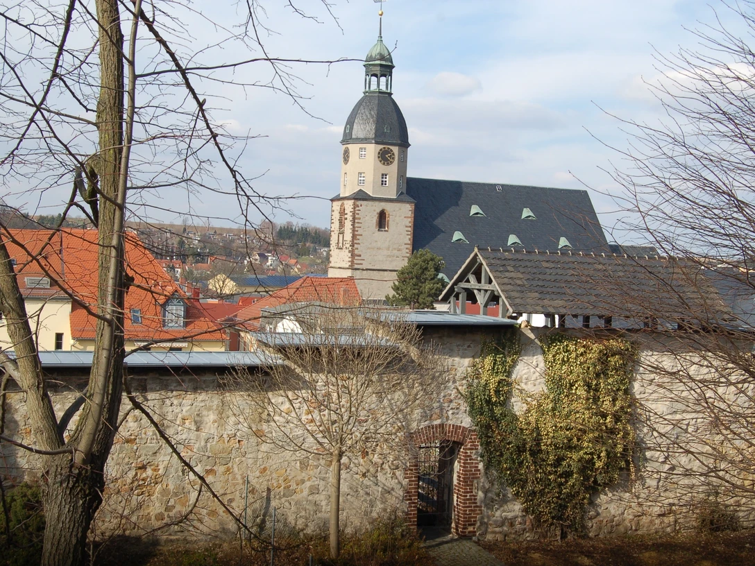 Stadtmauer mit Blick auf die Nikolaikirche Schmölln