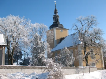 Die Kirche in Langenwolschendorf im Winter
