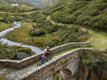 Überquerung der Brücke mit Blick zurück Richtung Nufenenpass.