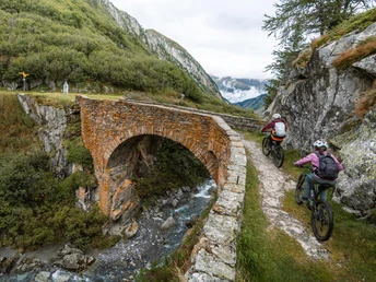 Über eine historische Brücke beim Ladstafel.