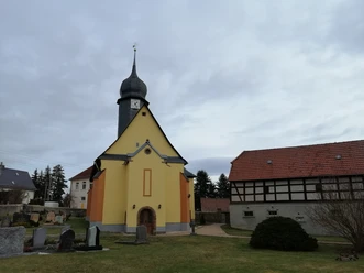 Kirche mit Friedhof in Endschütz