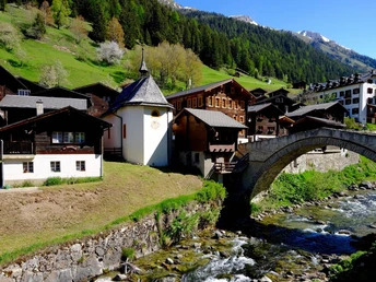 Wanderung von Fiesch via Lax über Hockmatta und Twingischlucht nach Binn