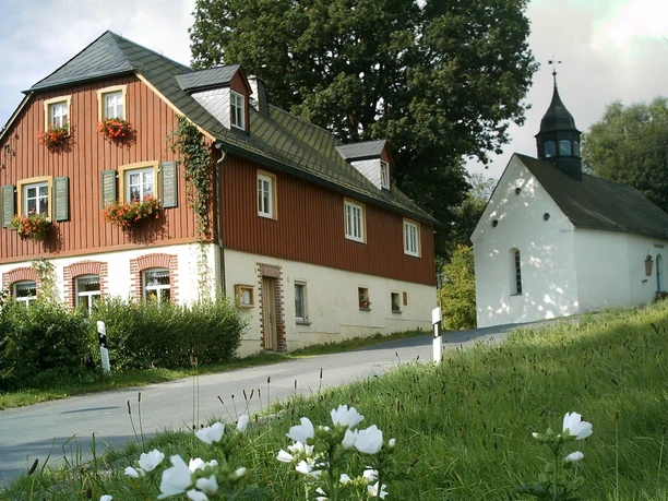 Dorf Raun mit Kapelle