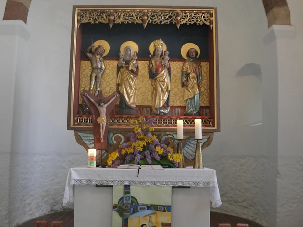 Altarraum in der Kirche Tschirma