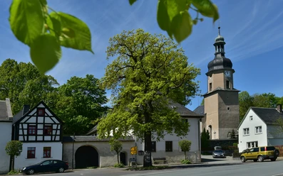 Dorfensemble mit Pfarrhof und Kirche